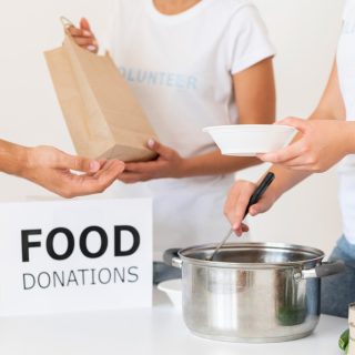 benevoles-remettant-nourriture