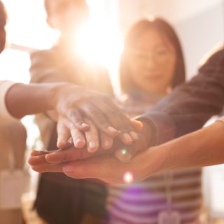 benevoles-s-associent-pour-organiser-dons-pour-oeuvres-caritatives (1)