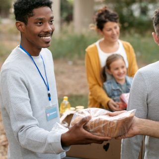 bouchent-concept-solidarite-communautaire